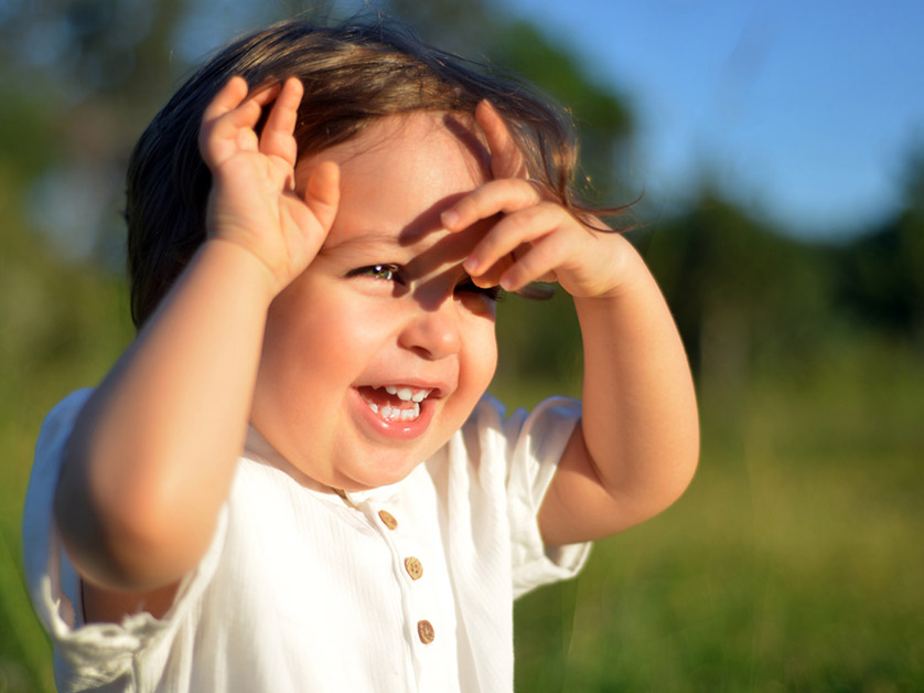 Kann eine sichere Sonneneinstrahlung das Myopierisiko bei Kindern verringern?